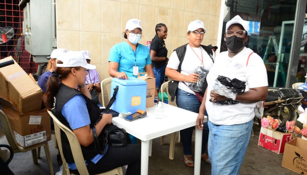 Salud Pública realiza jornada de vacunación contra el Covid-19 en las paradas de guaguas. Foto: Jhonny Rotestán 