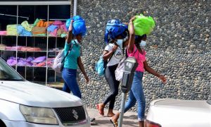 Haitianas salen a las calles para exigir sus derechos