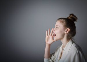 El sonido de la voz se origina por la vibración de las cuerdas vocales, situadas en la laringe. Las principales alteraciones son la disfonía, la afonía y la hiperfunción.