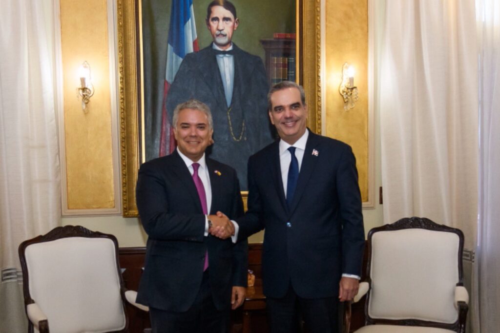 Presidente Abinader y homólogo colombiano firman varios acuerdos