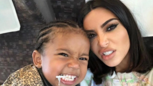 Hijo de Kim Kardashian reacciona al encontrar polémico video íntimo de su madre