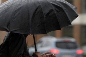 Lluvias continuarán con menos intensidad; mantienen alertas por vaguada