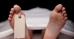 Mueren dos hombres tras tomar alcohol casero en Montecristi