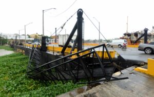 MOPC retira lilas acumuladas en el puente flotante sobre el río Ozama