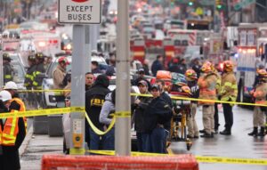 El tiroteo registrado este martes en el metro de Nueva York ha dejado al menos 16 heridos, ocho de ellos alcanzados por balas, según los últimos datos facilitados por las autoridades.