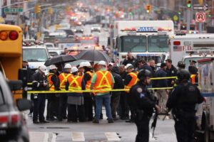 Policía de Nueva York inspecciona estaciones y trenes por tiroteo en metro. Foto: fuente externa