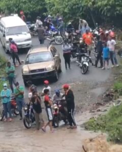 a vaguada que está sobre la República Dominicana dejó este martes aisladas más de 30 comunidades, entre Hato Mayor y El Seibo, creando desbordamientos de ríos, arroyos y cañadas.