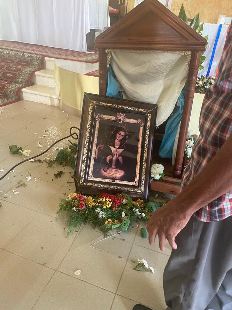 Enajenado mental destruye santos en altar iglesia católica en Yamasá