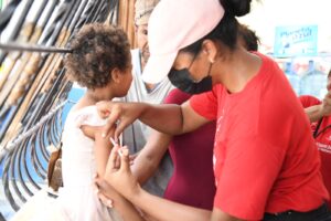 Vacunan casa a casa contra el Polio, Sarampión y Rubéola