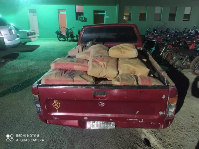 Detienen cinco personas por sustraer cemento en Dajabón