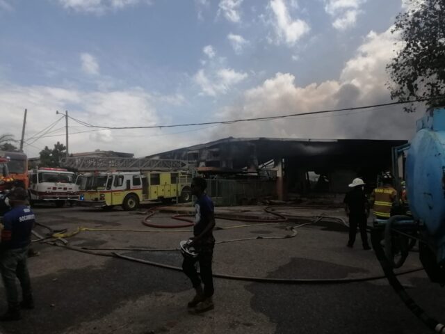 Fuego destruyó por completo empresa de pacas en Zona Franca de SPM