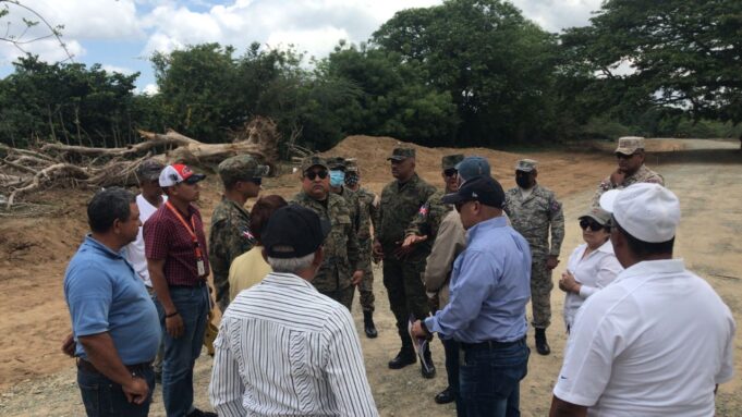 Se reúnen con propietarios terrenos donde se construirá verja fronteriza