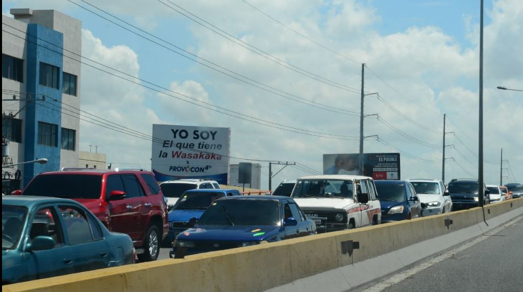 Tapon provocado por el desplazamiento de los dominicanos hacia las diferentes provincias del norte. Foto: Jhonny Rotestán