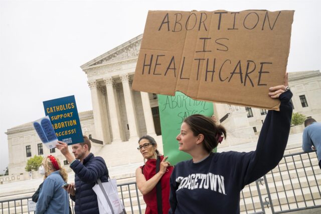 Manifestantes protestan a favor del aborto, este 3 de mayo de 2022, a las afueras de la sede del Tribunal Supremo de EE.UU., en Washington.