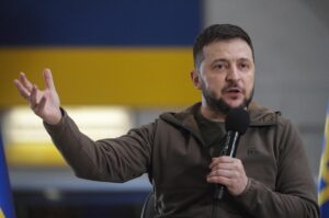 Zelenski anuncia que 100 civiles han sido evacuados de acería en Mariúpol