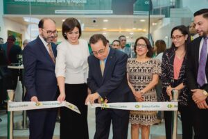 De izquierda, cortan la cinta inaugural, Ramon Estévez, Mirjan Abreu, Arsenio Pérez, Maritza Almonte y Jenny Pérez.