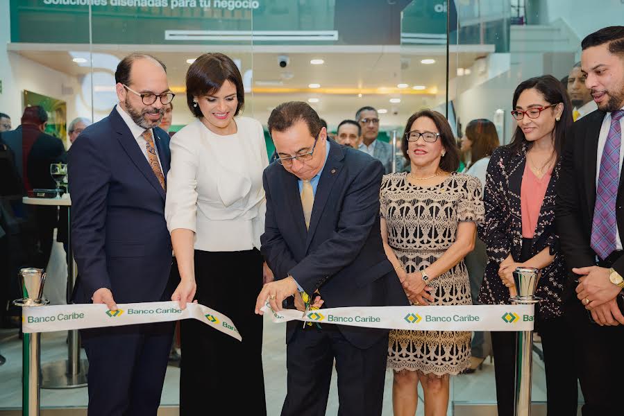 De izquierda, cortan la cinta inaugural, Ramon Estévez, Mirjan Abreu, Arsenio Pérez, Maritza Almonte y Jenny Pérez.