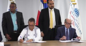 El acuerdo fue firmado por el vicepresidente del CNCCMDL, Maximiliano Puig Miller (Max Puig), y el director general de DGDC, Eléxido Paula Liranzo, durante una ceremonia celebrada en la sede de esta última institución.