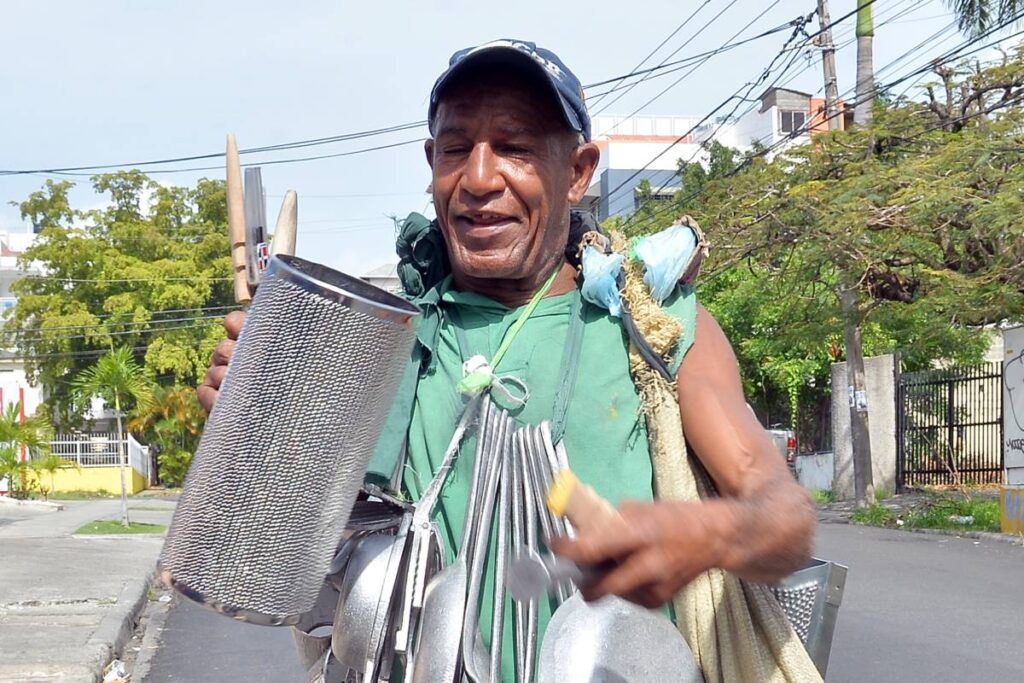 Kiko camina 20 kms diarios con güiras y sartenes en Santo Domingo