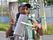Kiko camina 20 kms diarios con güiras y sartenes en Santo Domingo