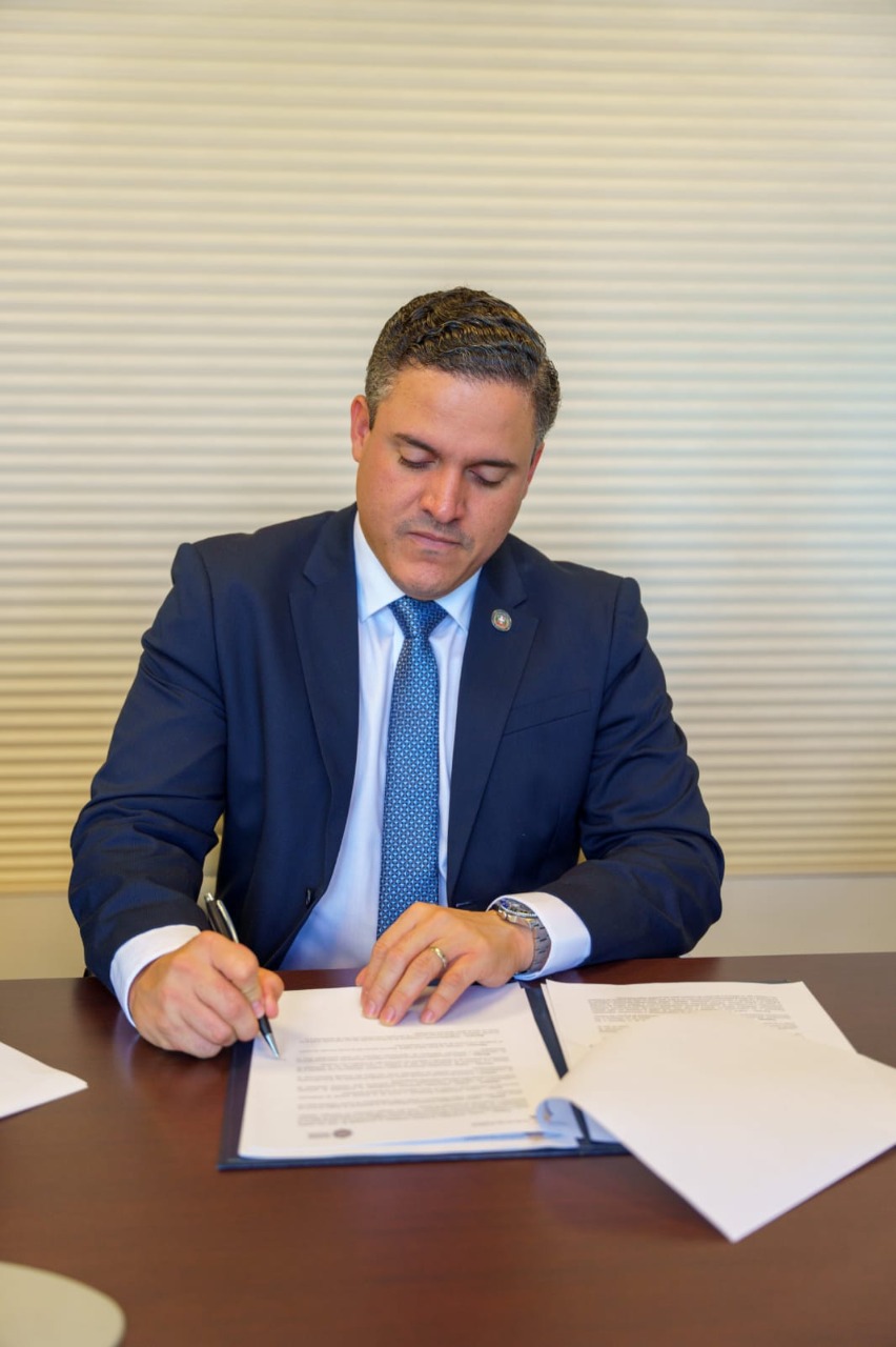 El acuerdo fue suscrito por el director ejecutivo de Apordom, Jean Luís Rodríguez y Humberto de Castro, gerente de Curaçao Porth Authority, en el marco de la Feria Sea Trade Cruise que se desarrolla en Miami.