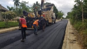 El Ministerio de Obras Públicas, inició el asfaltado de la carretera Arroyo Al medio-Río San Juan, en el distrito municipal de Arroyo Al medio.