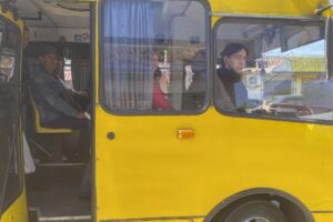 Es el primer día que sale de su barrio después de que los rusos se fueran. Ha cogido el autobús para ir al mercado del pueblo. Ha comprado huevos, pan y algo de pescado, además de lo más importante: semillas para plantar pepinos y coles en su huerto.