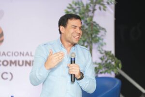 Salcedo se traslada a distintas comunidades tanto en la capital como en pueblos del interior para conversar con ellos,