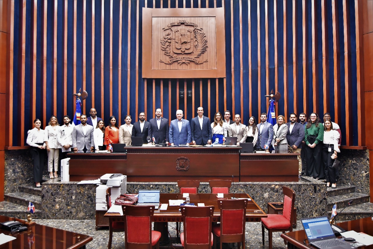 Presidente del Senado recibe a miembros de ANJE