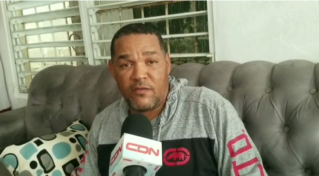 El señor Aníbal Martínez, padre de Yamilet Martínez, la mujer agredida brutalmente por su pareja al salir de un restaurante este domingo en Nagua