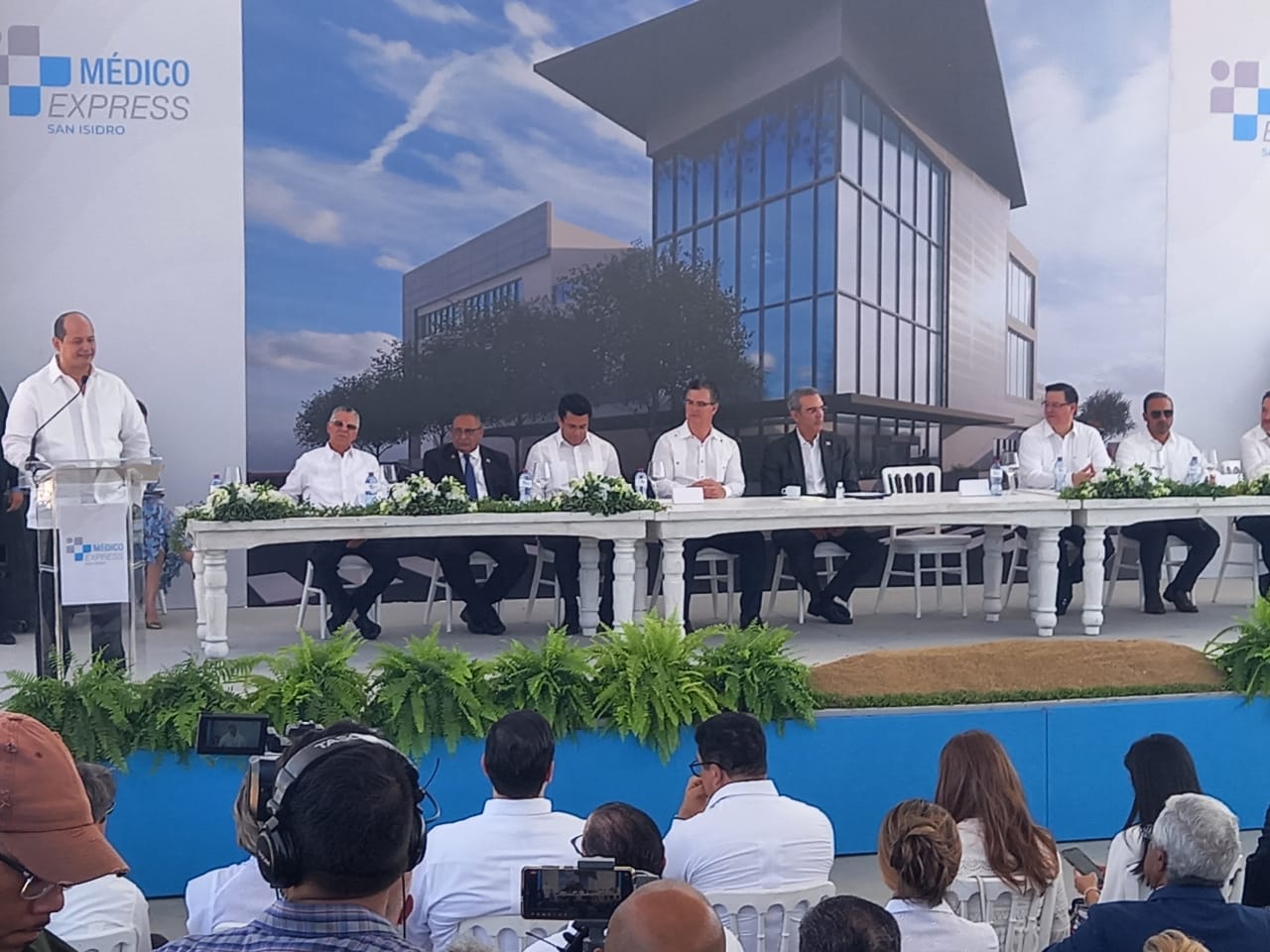 Al dejar reinaugurada la plazoleta, el jefe de Estado instó a los colaboradores a emular los ideales y valores de Peña Gómez y a cumplir con su visión de "primero la gente".. Foto: Johnny Rotestan