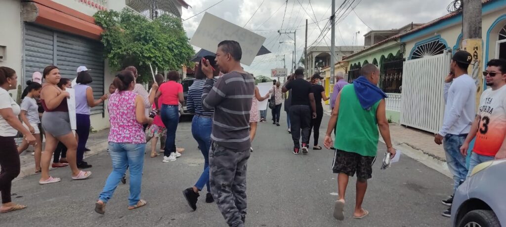 Los residentes de Villas del Norte, recorrieron varias calles lanzando consignas contra la antena y en favor de la salud.