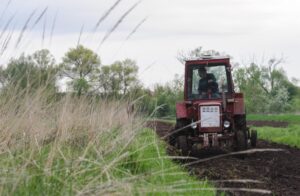 La presión que sienten los agricultores en la retaguardia para garantizar la cosecha de este año es todavía mayor en las regiones del frente.