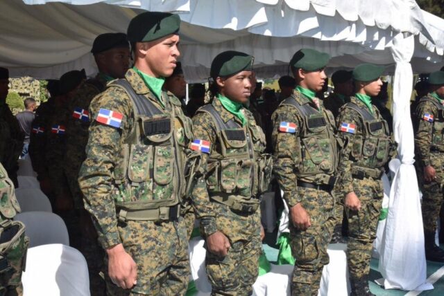 Ejército RD prohíbe a sus miembros hacerse cerquillo en la frente