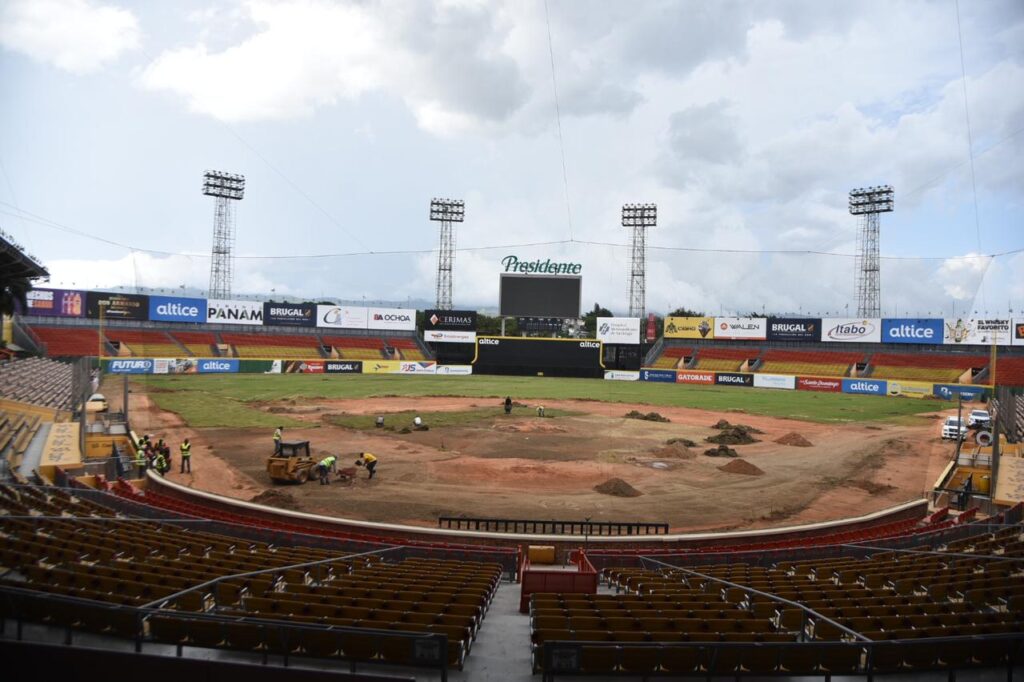 Los trabajos que se realizan al terreno de juego del Estadio Cibao se encuentran en un 55 por ciento, ritmo considerado como muy bueno por la empresa.