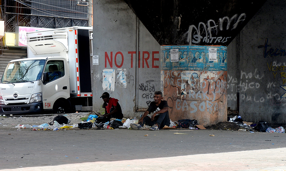 Indigentes vuelven a hacer vida debajo de los elevados