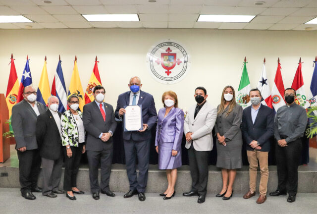 Otorgan en Panamá reconocimiento al ministro de Educación 