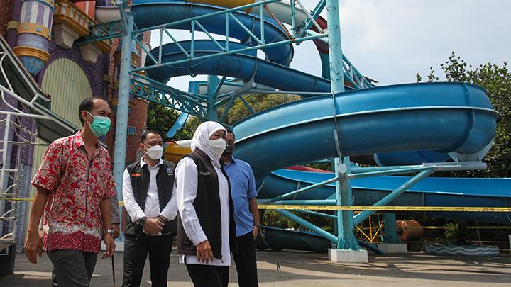 Tobogán de parque acuático colapsa y niños caen al vacío