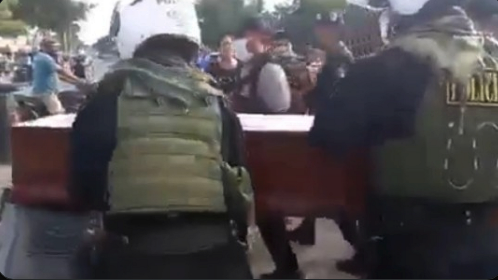 VIDEO: Mujer "muerta" golpea su ataúd durante su funeral