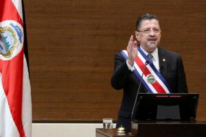 Presidente de Costa Rica, Rodrigo Chaves, enfrenta amenazas de hackers rusoparlantes.