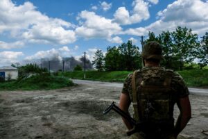 La localidad está al sureste de Severodonetsk, ciudad que las fuerzas rusas están tratando de rodear con una maniobra envolvente, y se encuentra en estos momentos a una treintena de kilómetros de la línea del frente.