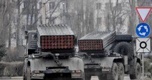 Los rusos destruyen un puente y rompen las conexiones en el este de Ucrania