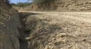 Demandan arreglo de carretera que enlaza comunidades en Montecristi