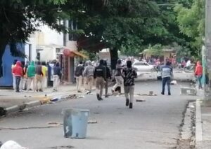 Se registra enfrentamiento entre policías y estudiantes en Navarrete