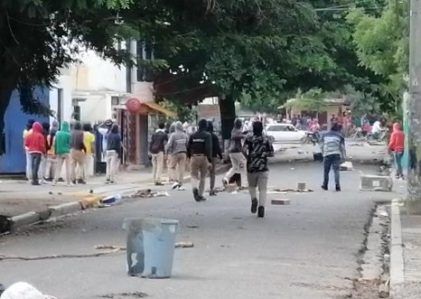 Se registra enfrentamiento entre policías y estudiantes en Navarrete