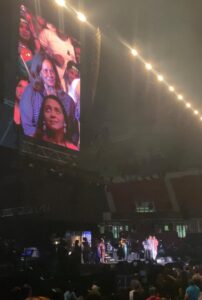 Josefina Ventura en momentos del homenaje a su fallecido esposo en el concierto de Carlos Vives 