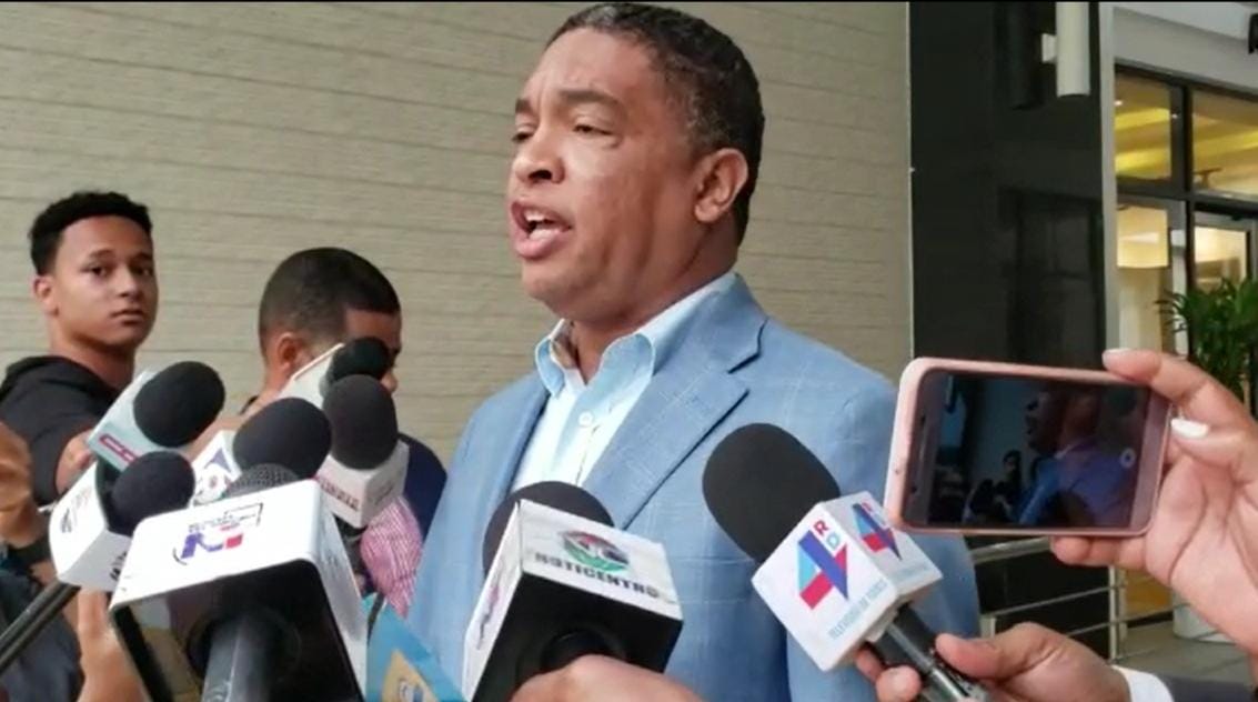 Senadores del PLD rechazan gobierno privatice servicios consulares