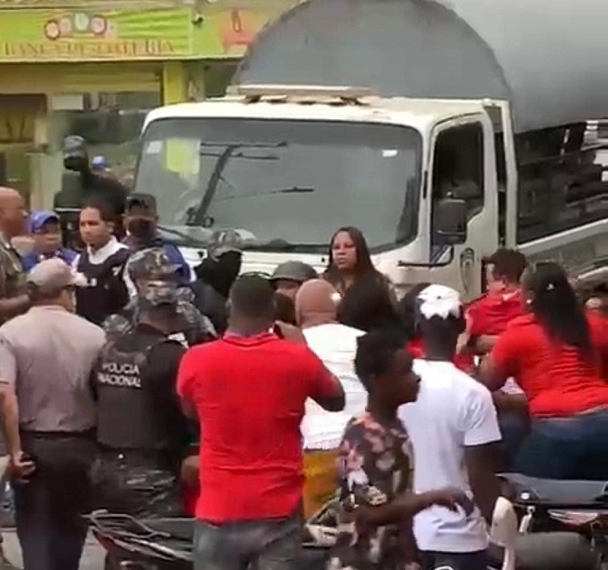 Clientes centro de diversión enfrentan policías en operativo anti ruido