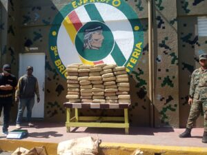 Ejército incauta mil libras de presunta marihuana a bordo de camión