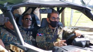 El ministro de defensa Carlos Luciano Diaz Morfa, encabezó un recorrido por los lugares donde se construye el muro fronterizo.